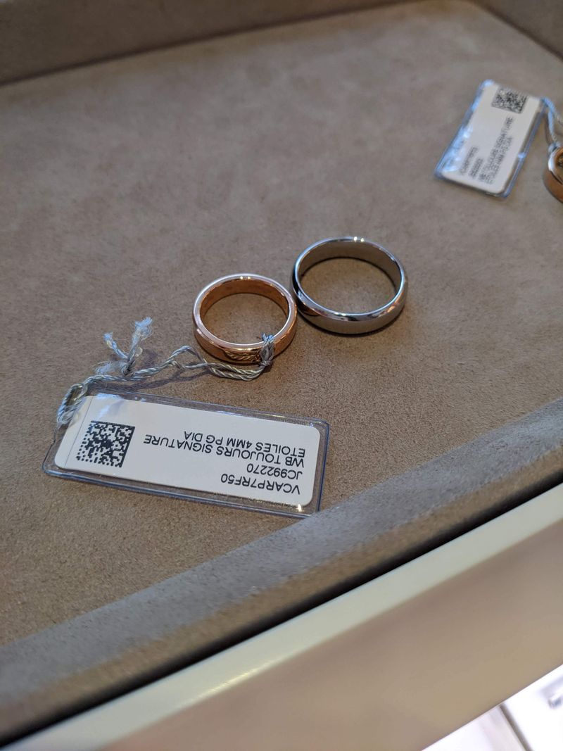 トゥージュール シニアチュール エトワール マリッジリングを試着しま