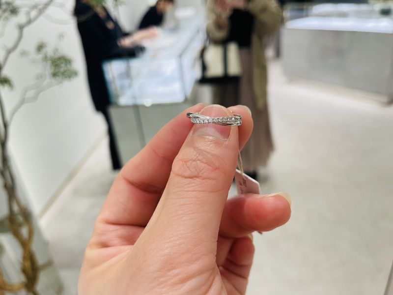 クロスになっており、片方に宝石が入っています。 メレではなく