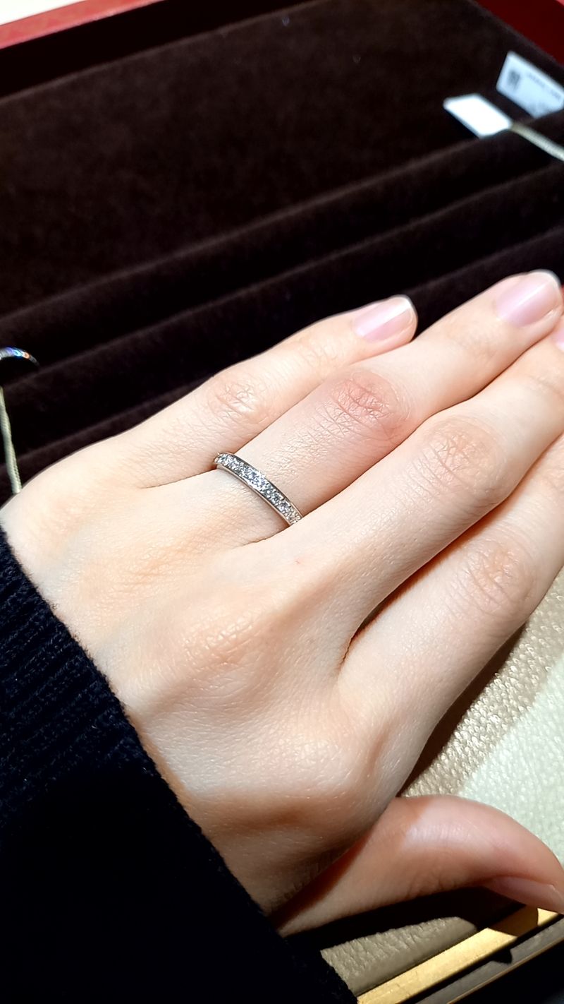 ハーフエタニティの指輪です。繊細で上品な輝きでした。指輪だけでなく