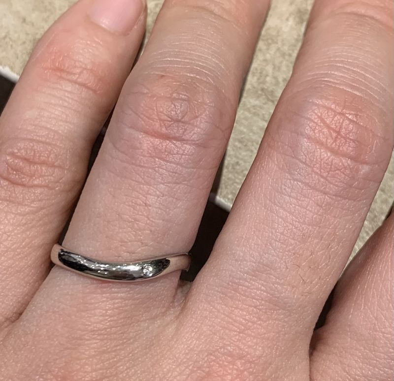 ウェーブに一粒ダイヤがとっても可愛くて、指に馴染むデザインです