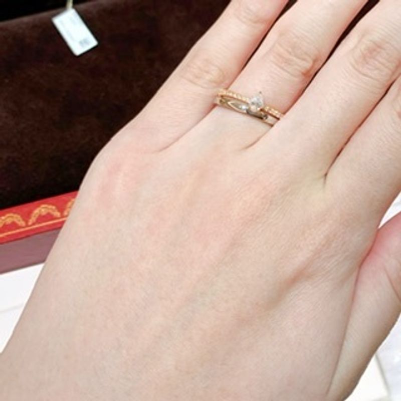 センターダイヤがペアシェイプのデザインです。アームが細く華奢な