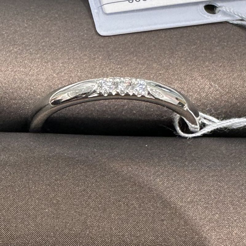 ダイヤが3石ですがリングに埋め込まれているデザインではないので