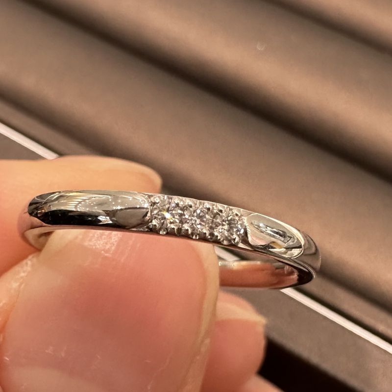 ダイヤが3石ですがリングに埋め込まれているデザインではないので