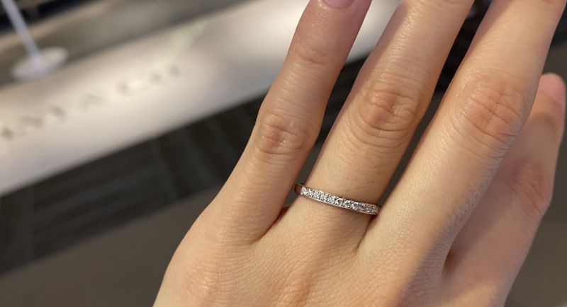 ハーフエタニティで太さが3つあるうちの1番細いサイズです。 ダイヤが