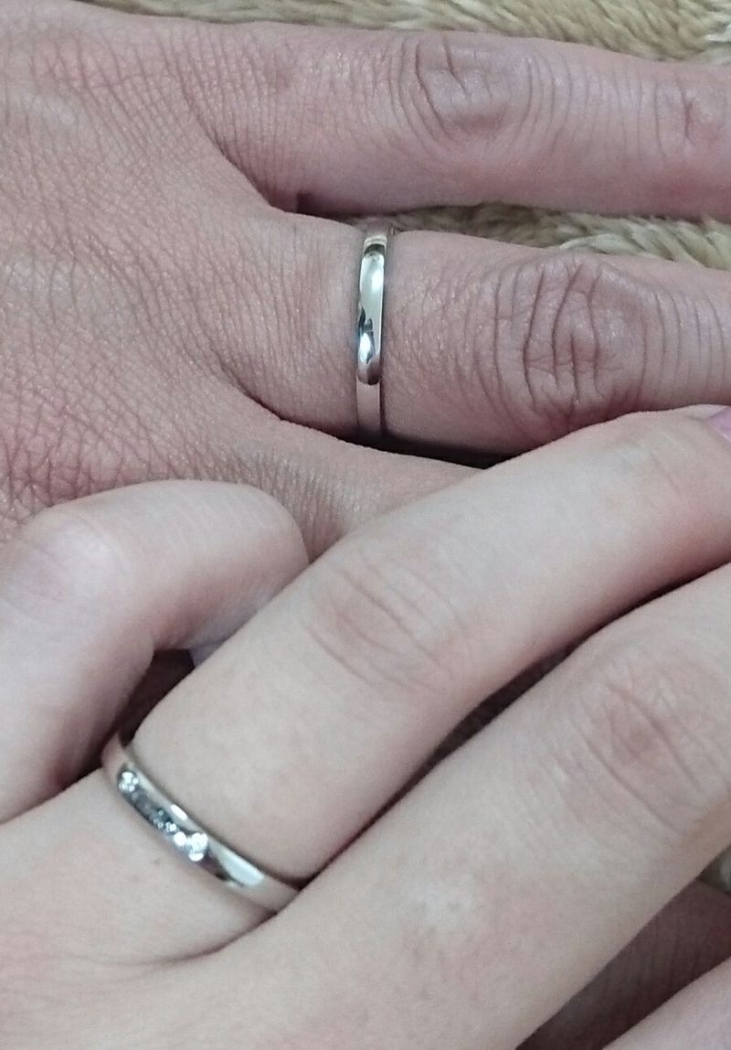 デザインが気に入りこれに決めました。正面のV字の方は女性らしい印象