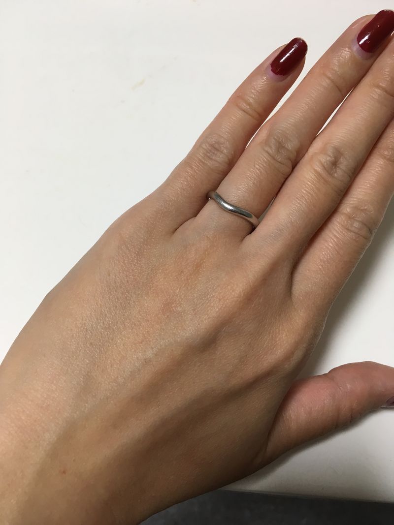 石はついてないシンプルな物がよく、普段つけていても馴染むデザインで