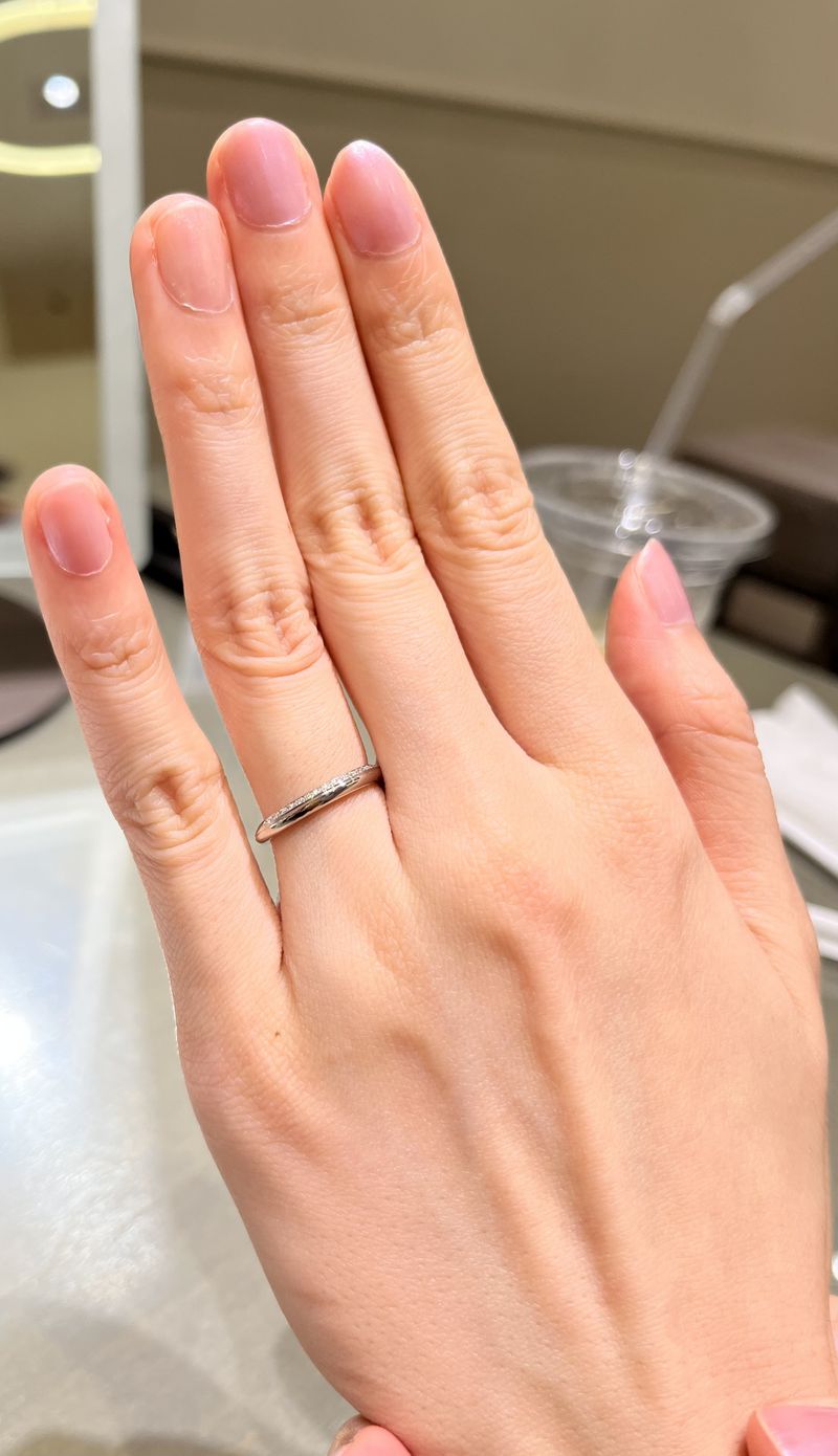 アナエルの指輪はハーフエタニティになるかと思いますが、ダイヤの留め