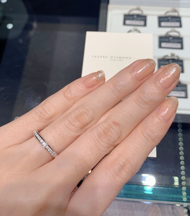 ラザール ダイヤモンド K18 ダイヤ リング 0.50ct ハーフエタニティ ハーフエタニティで、表面に凹凸がないダイヤ埋め込み式の結婚指輪を