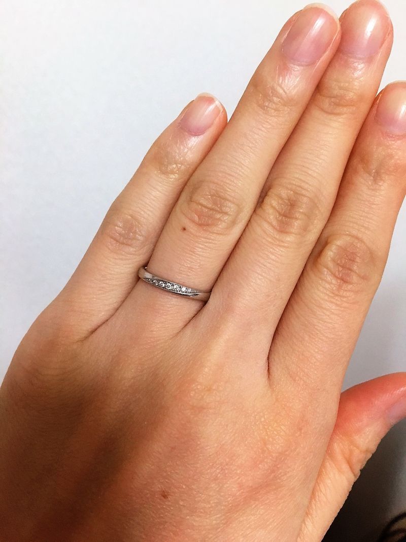 ダイヤモンド付きの、シンプルで仕事の邪魔にならないものを探してい