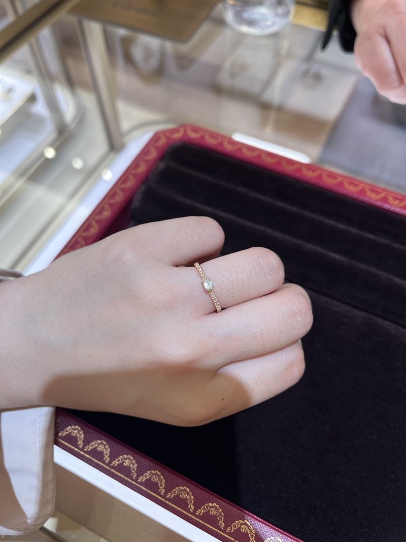 エタンセル ドゥ カルティエです。イエローゴールドに、ダイヤモンドが