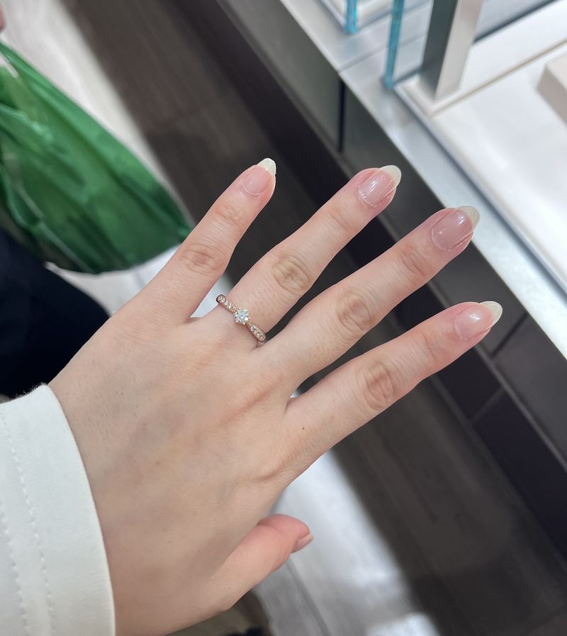 ダイヤモンドと、桜をイメージしたタサキオリジナルのサクラゴールドで