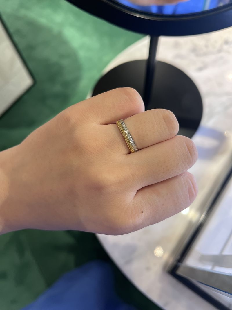 キャトル ラディアント ダイヤモンド リング ハーフ。ゴールドが入っ