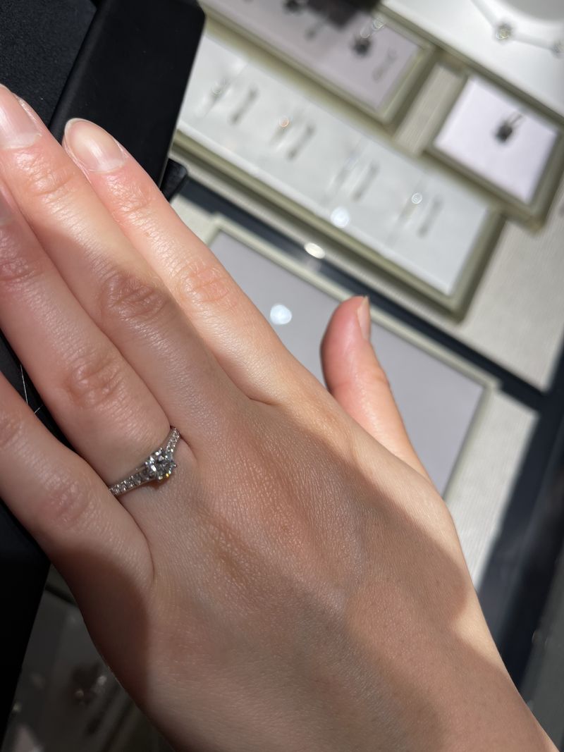 私は今回、ロマンスソリティアを試着させて頂きました。センターダイヤ