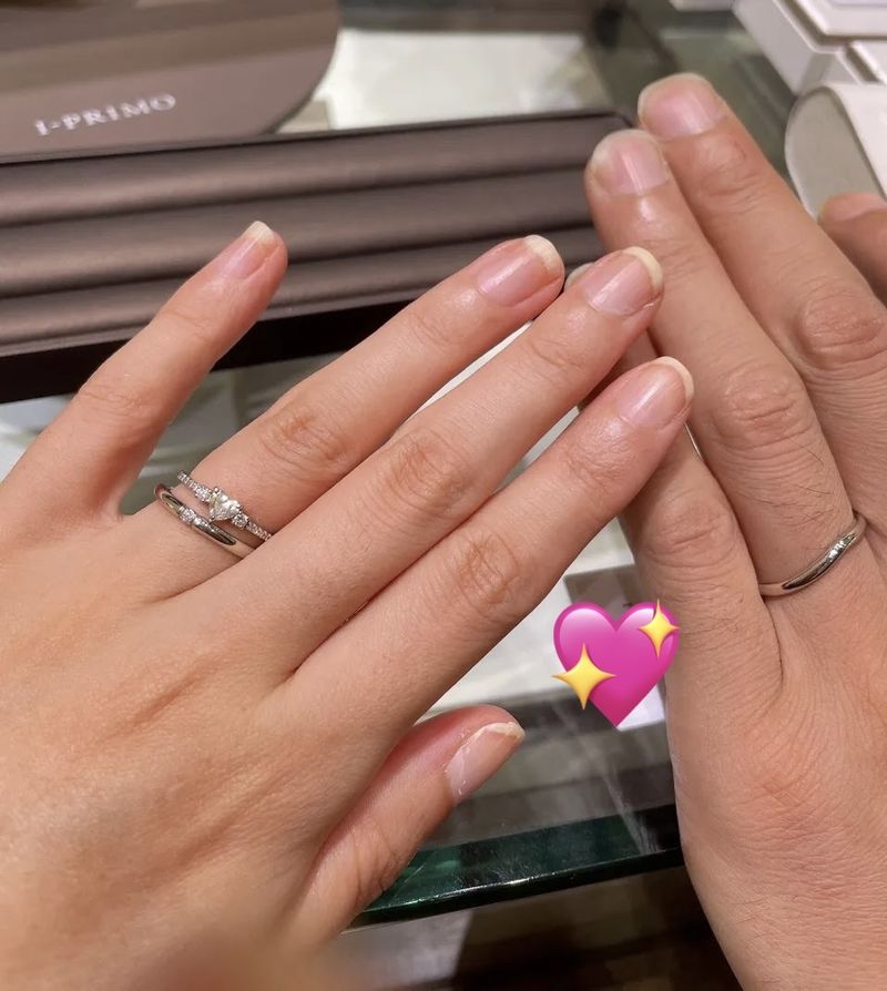 ハートシェイプの婚約指輪と重ね付けをしたかったので、持っていきま