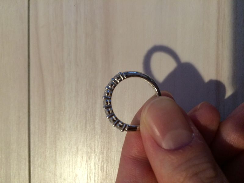 ハーフサークルシェアドプロングセッティングバンドリング。 ダイヤが