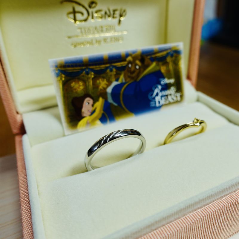 美女と野獣の既製品のリングにしました。 妻の指が細いので、リングが