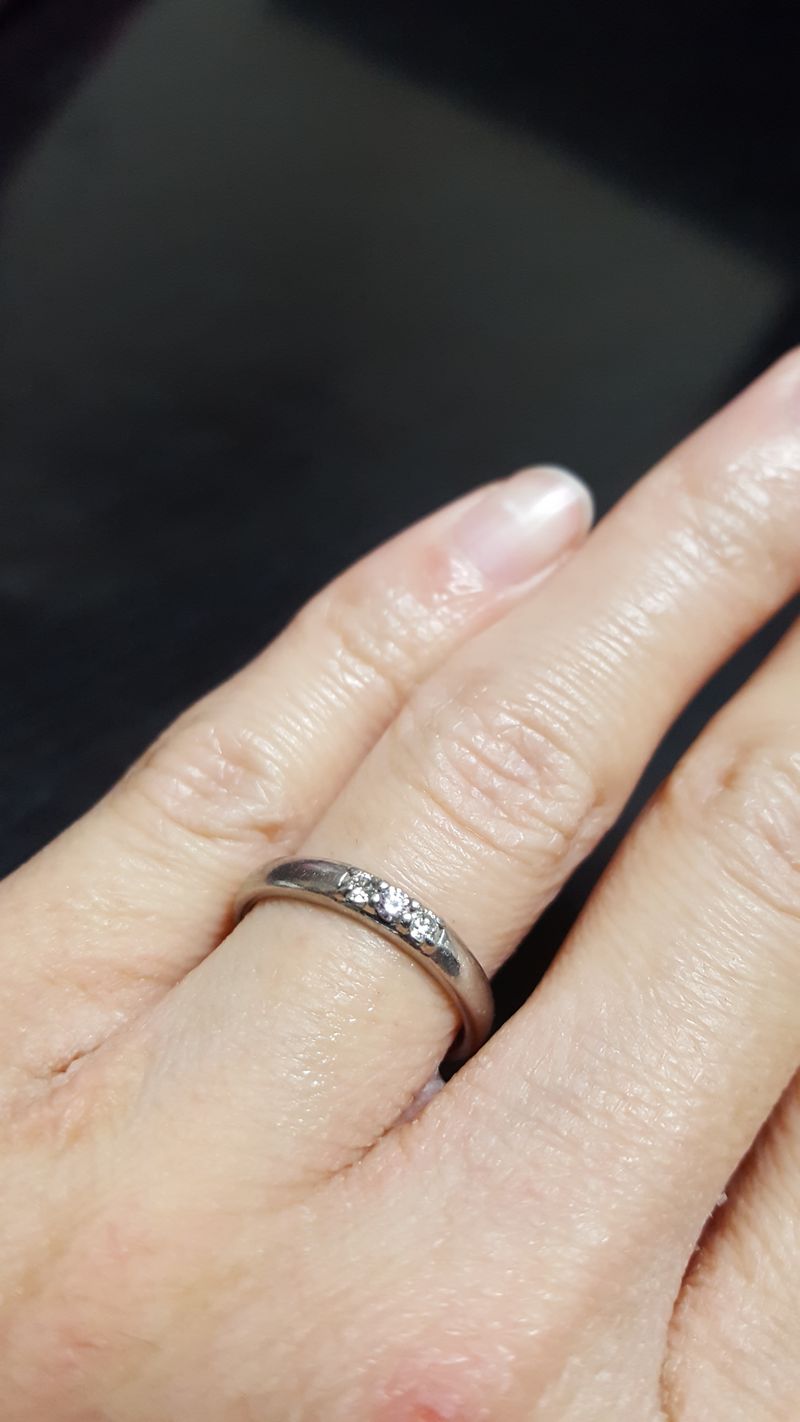 プラチナのリングにダイヤが3粒付いた結婚指輪を選びました。パッと見