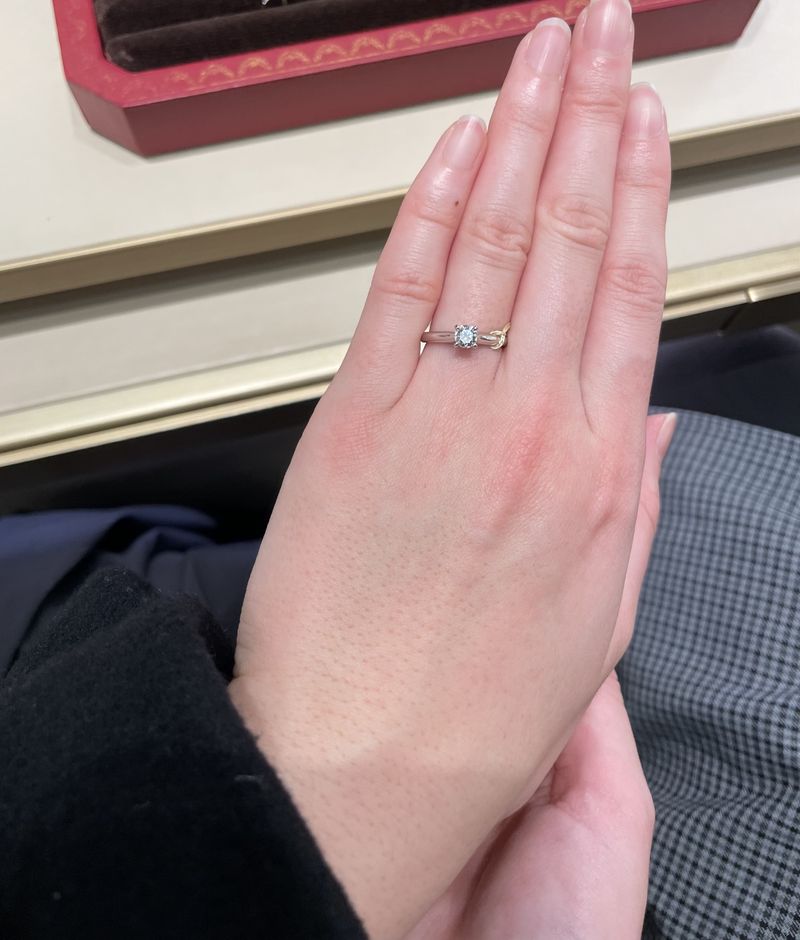 試着したのは1895です。このデザインが最もダイヤモンドが輝くため、一