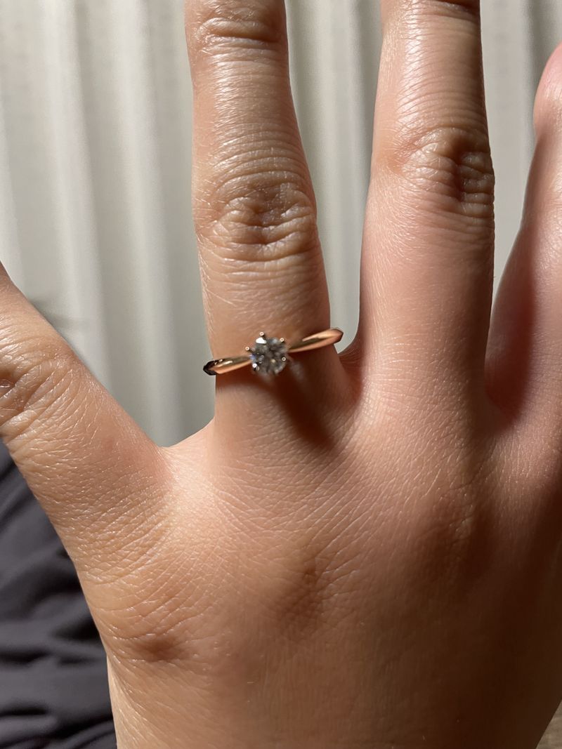 ピンクゴールドの婚約指輪を探している中で、あまりピンクゴールドで