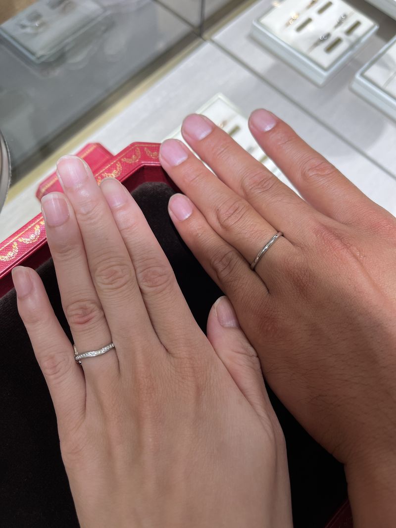 女性はバレリーナのエタニティリング 男性は1894の2ミリのものです