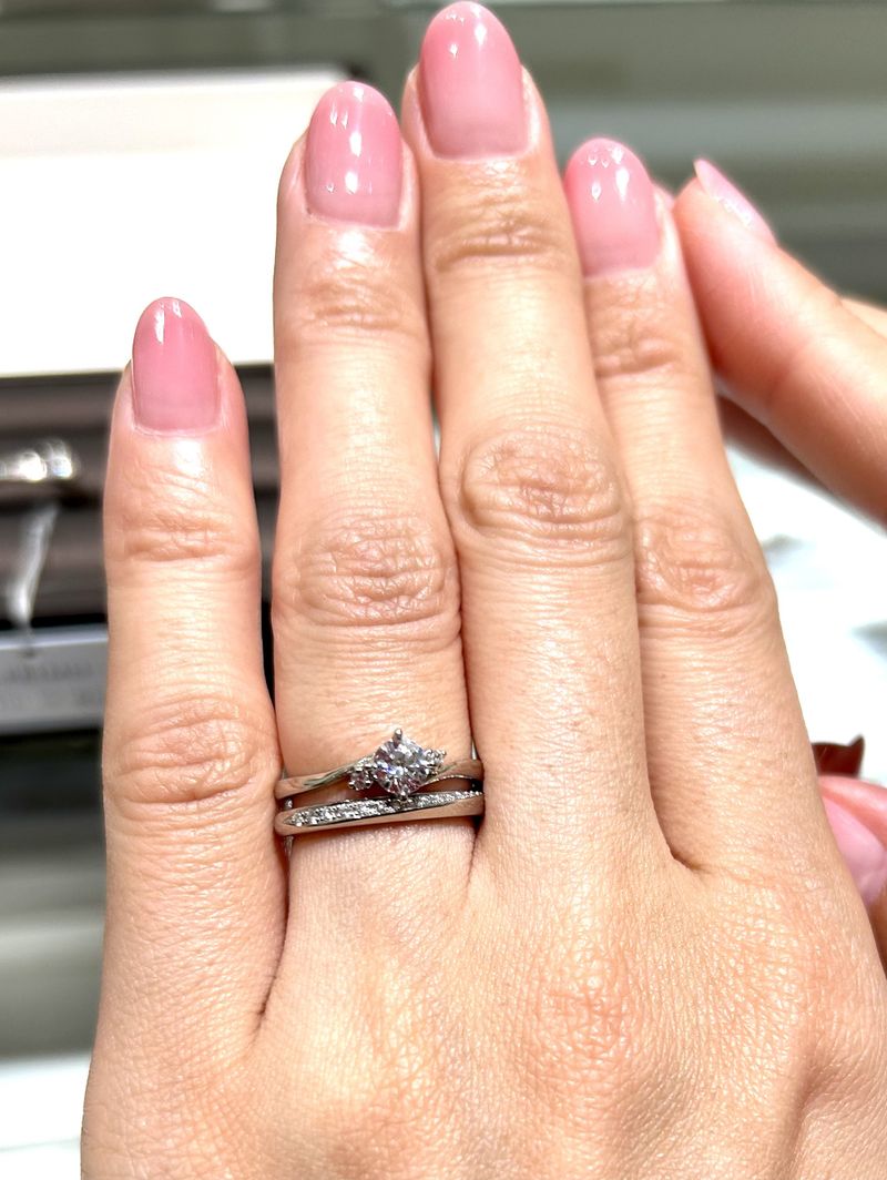 中央ダイヤの両側にメレダイヤが上品に配置されたデザイン。華やかな