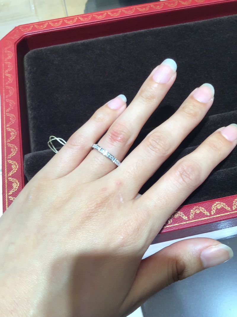 つけると直線的なのに、横はまるっこくてかわいいです。試着してみると