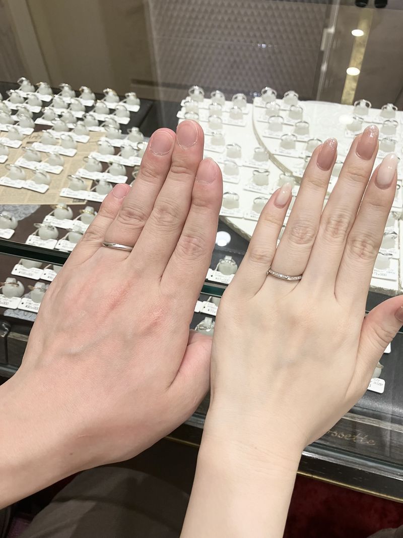 斜めに流れるようにダイヤモンドがちりばめられており、キラキラとした