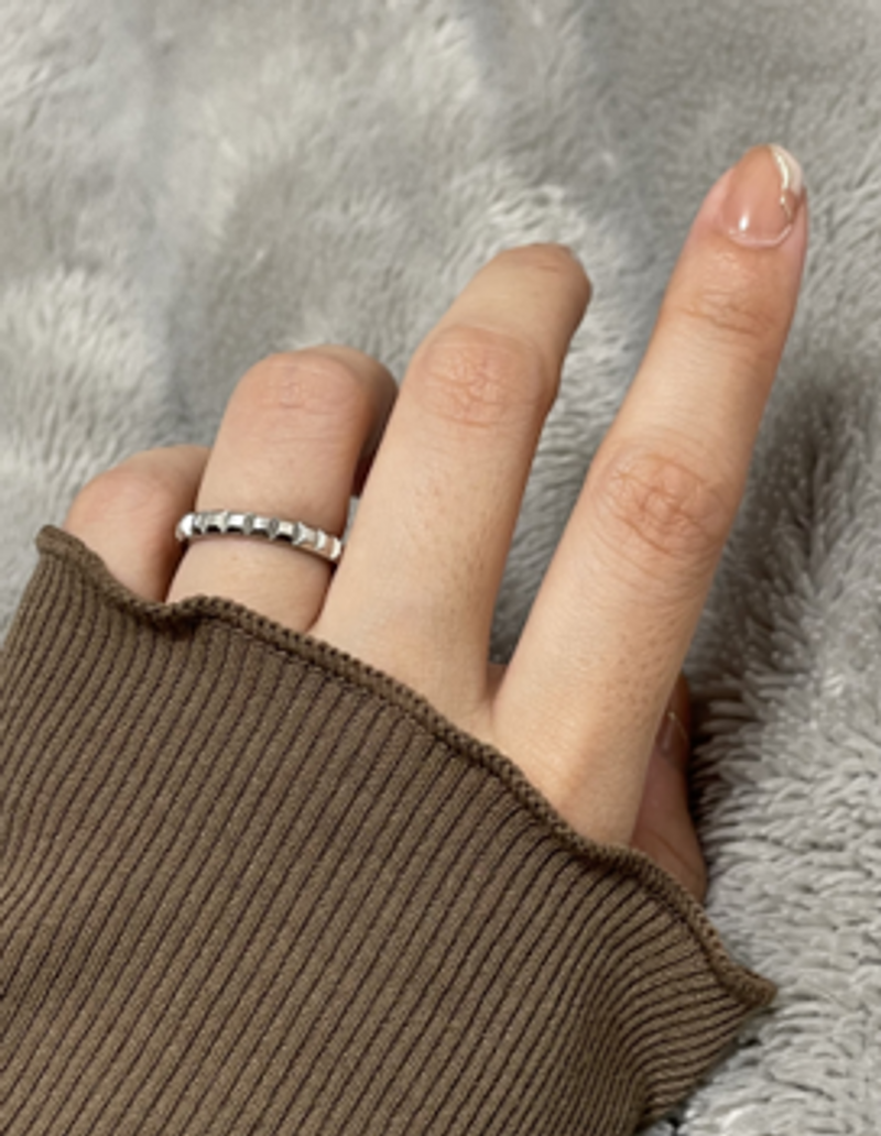 ①ダイヤに負けないキラキラな輝き。②シンプルながら唯一無二のお洒落 ①ダイヤに負けないキラキラな輝き。②シンプルながら唯一無二のお洒落