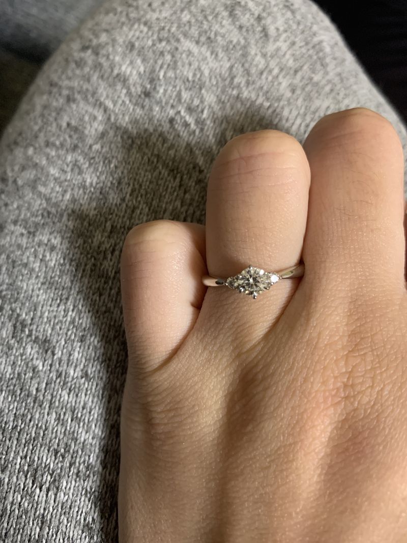 0.4カラットが40万で購入出来たため。 また、つけて見たらすっごく