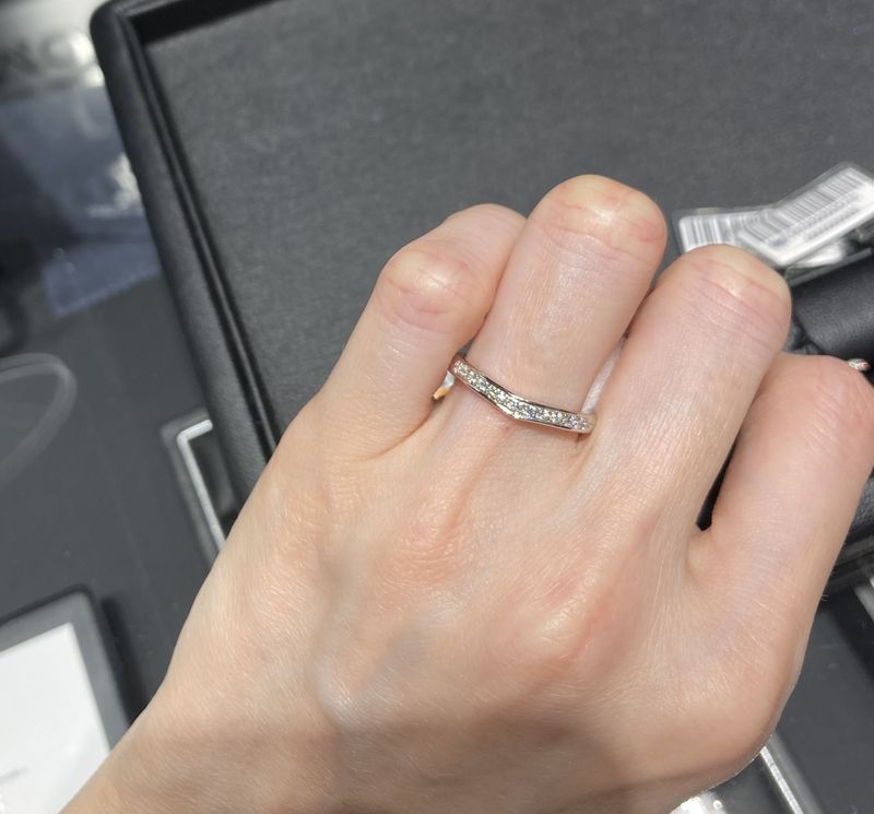 ハーフエタニティでV字を探していました。 また、婚約指輪と重ねた時に