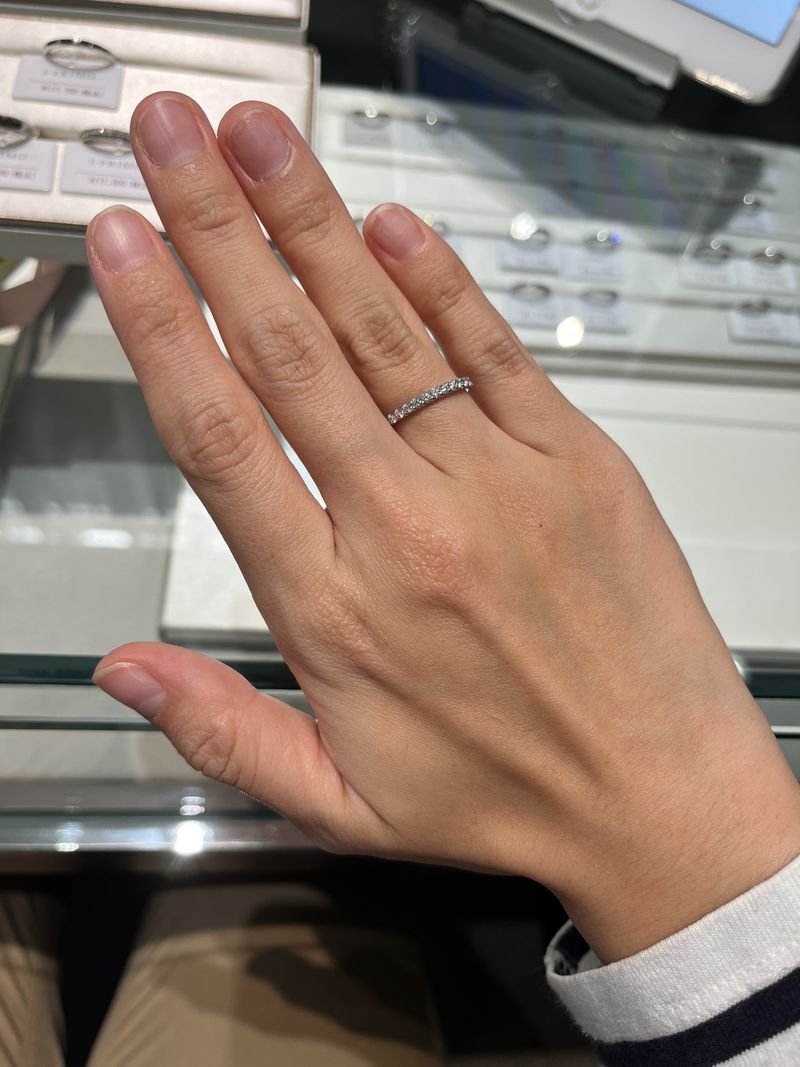 婚約指輪としてハーフエタニティリングを試着しました。 よくある1粒