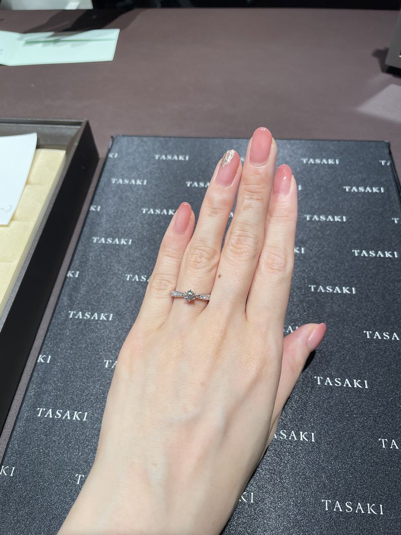 TASAKIはダイヤのグレードも高く、他のブランドと比べて白く繊細に輝く