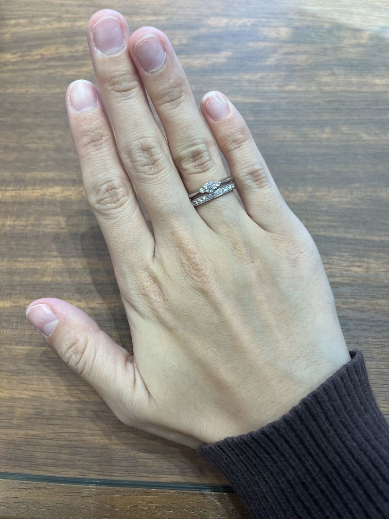 ハーフエタニティリングでダイヤモンドの数も多くゴージャスな雰囲気が