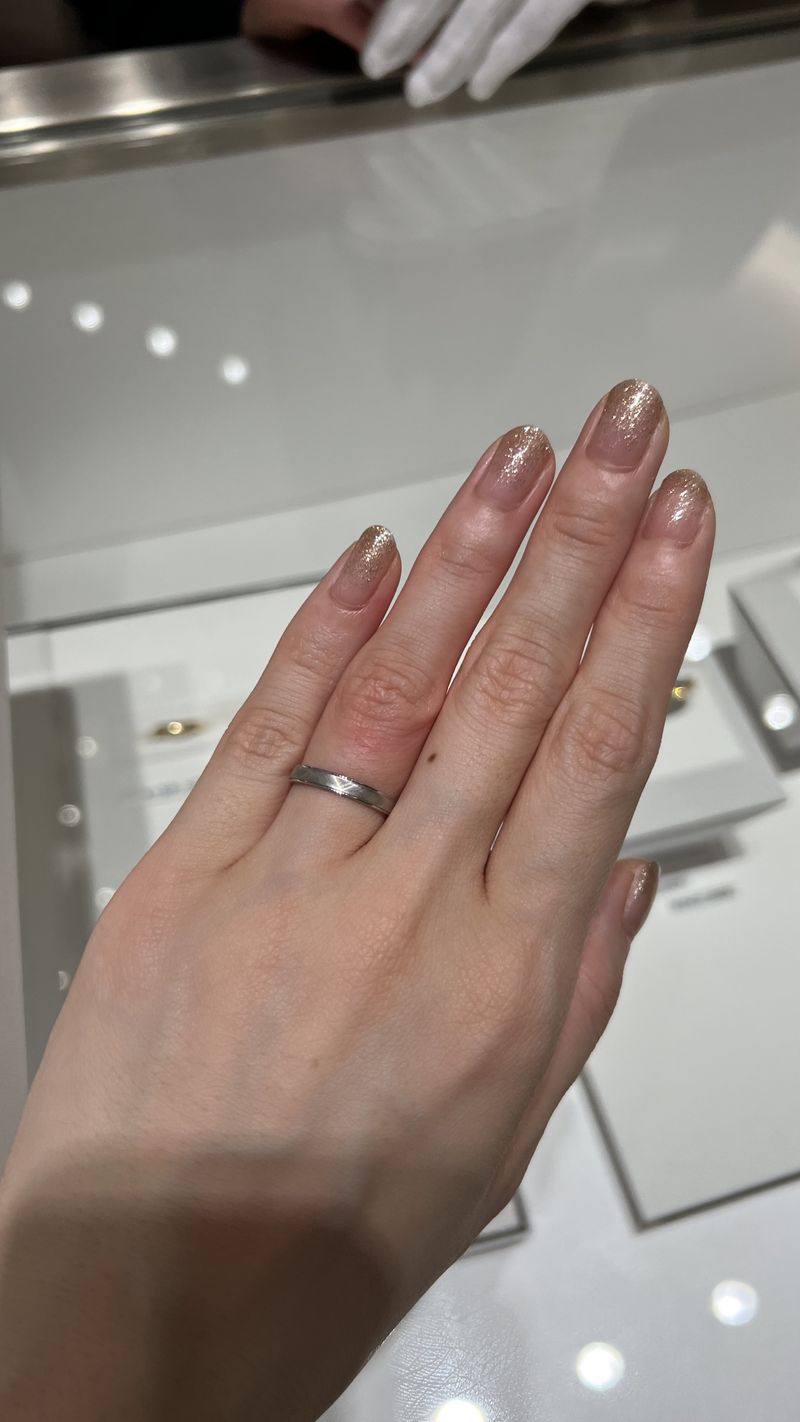 ぐるっと一周に渡って線がクロスで刻まれているリングです。888本ある