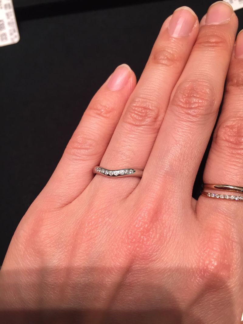 Tiffany 結婚指輪　プラチナ　ダイヤモンド プラチナの地金にダイアモンドが9石も埋め込まれており、とても可愛い