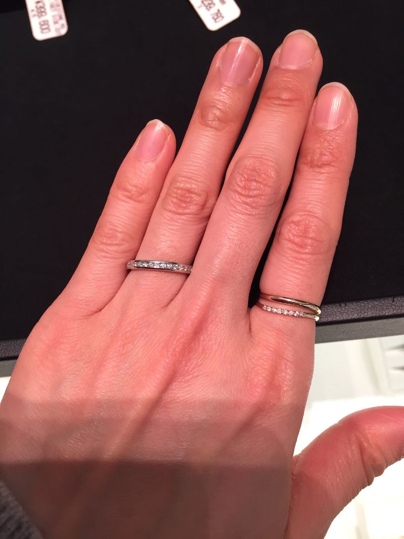 ティファニー　ハーフエタニティリング プラチナの地金にダイアモンドが複数入っているハーフエタニティリング