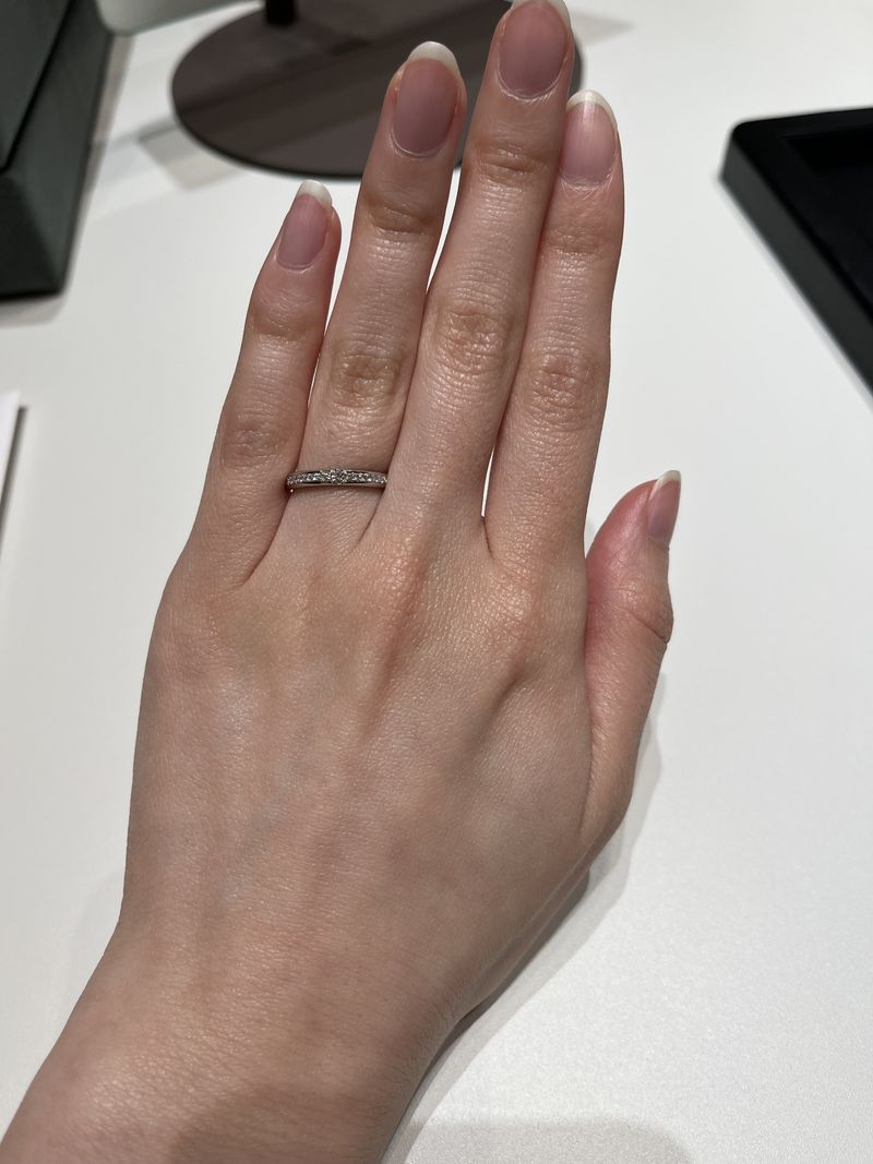 婚約指輪と結婚指輪を重ね付けをしたく、ハーフエタニティを探してい