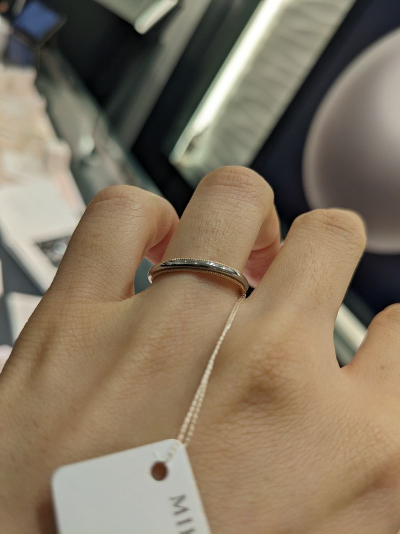購入しやすい価格で、ミル打ちが特徴的な指輪だったので試着をしてみ