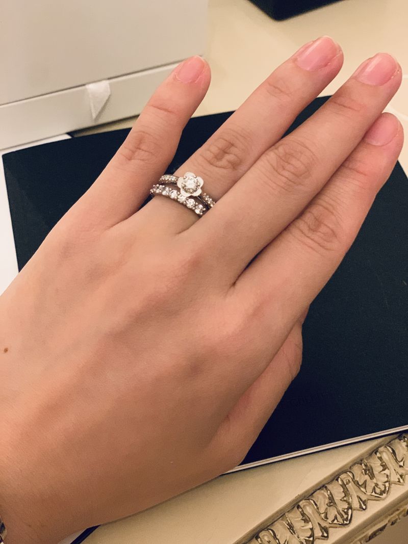 とにかくダイヤの台座がカメリア の花の形を模していて、とても