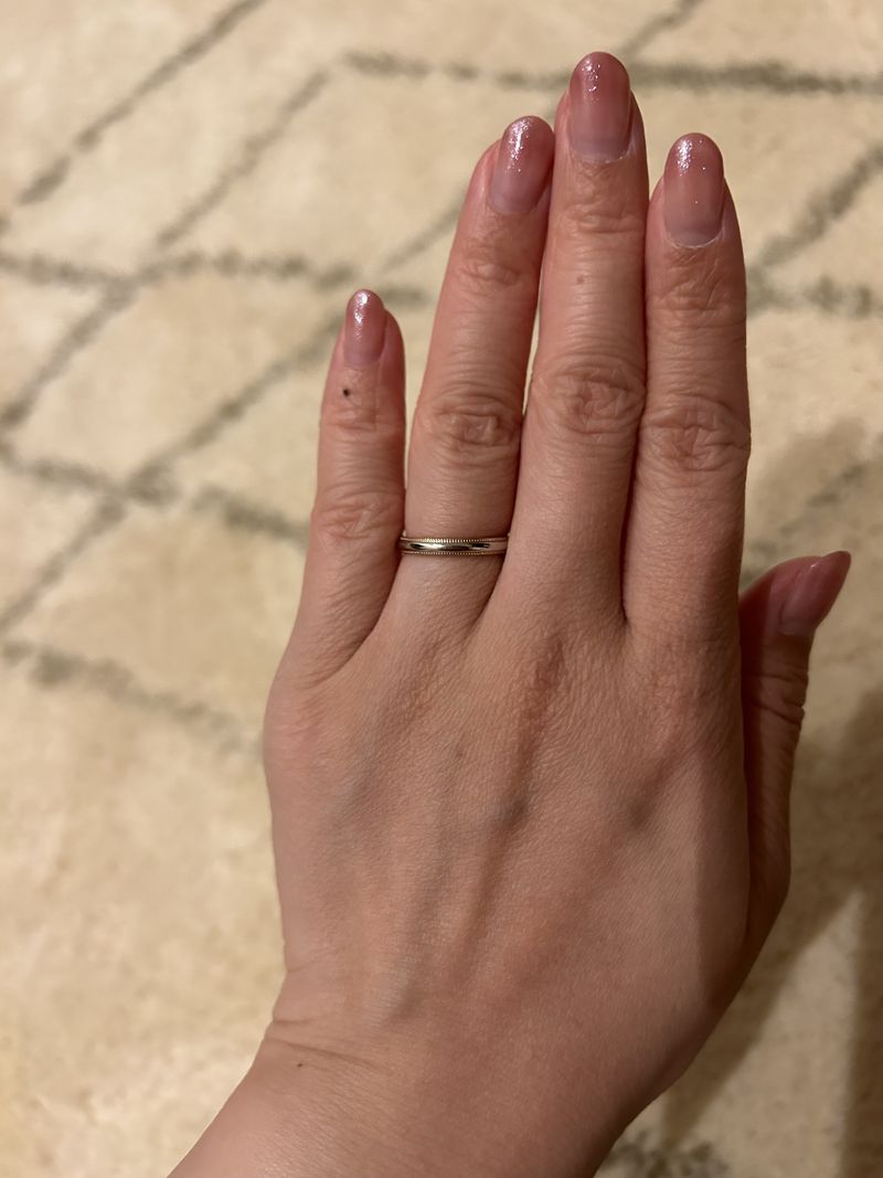 シンプルですが、ミルグレインのデザインが一ひねりあって素敵です