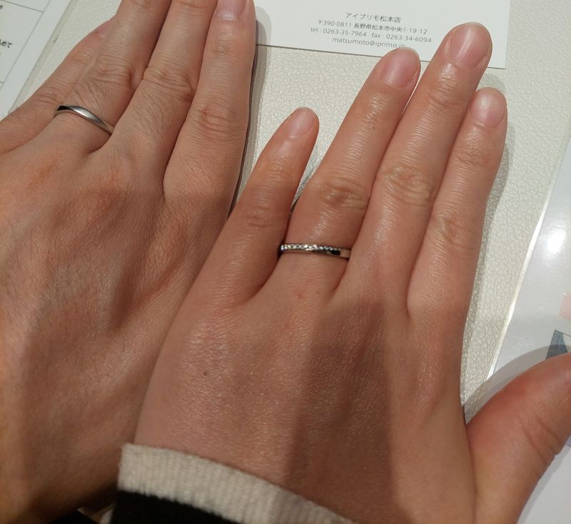 ストレートの指輪ですが、片側に流れるようなラインでダイヤモンドが
