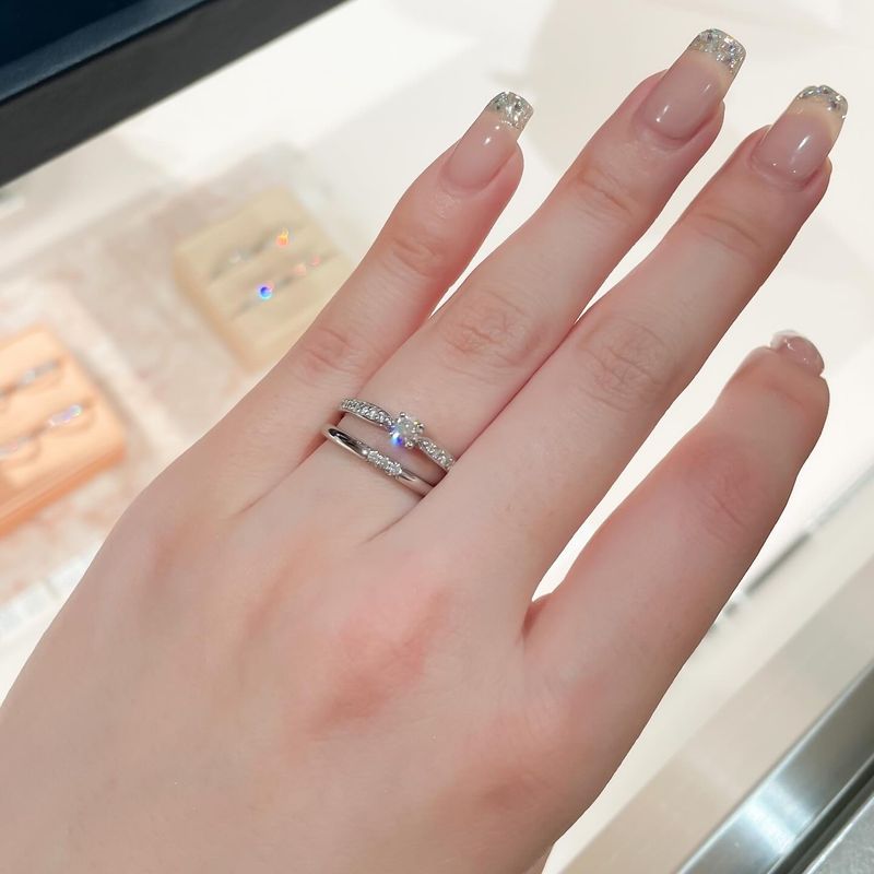 ストレートのデザインのハーフエタニティ。 爪の高さもしっかりある