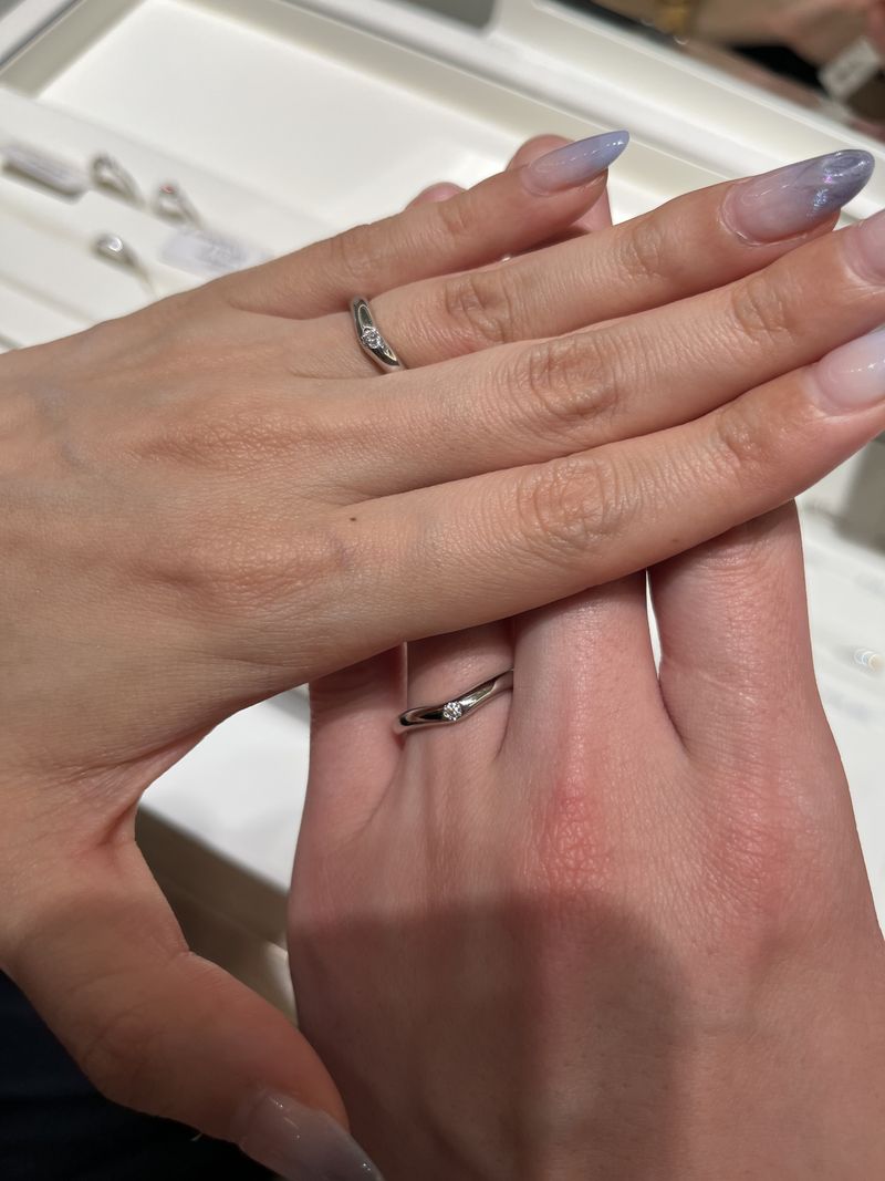 1枚目の指輪はダイヤが1石ついたミルグレインです。他ブランドでも