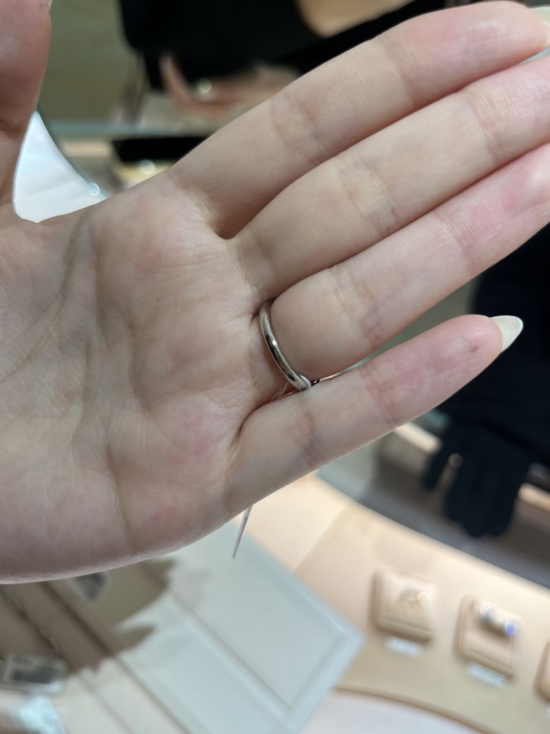 シンプルではなく変わったデザイン、ダイヤがついている指輪を探してい