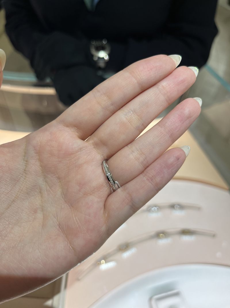 Tiffany & Co. ネスティングナローバンドリング シンプルではなく変わったデザイン、ダイヤがついている指輪を探してい