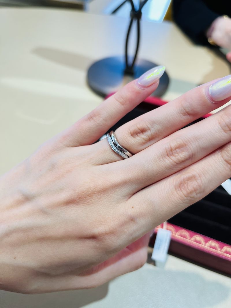 ストレートではない指輪を探していたため、Cartierではバレリーナ一択