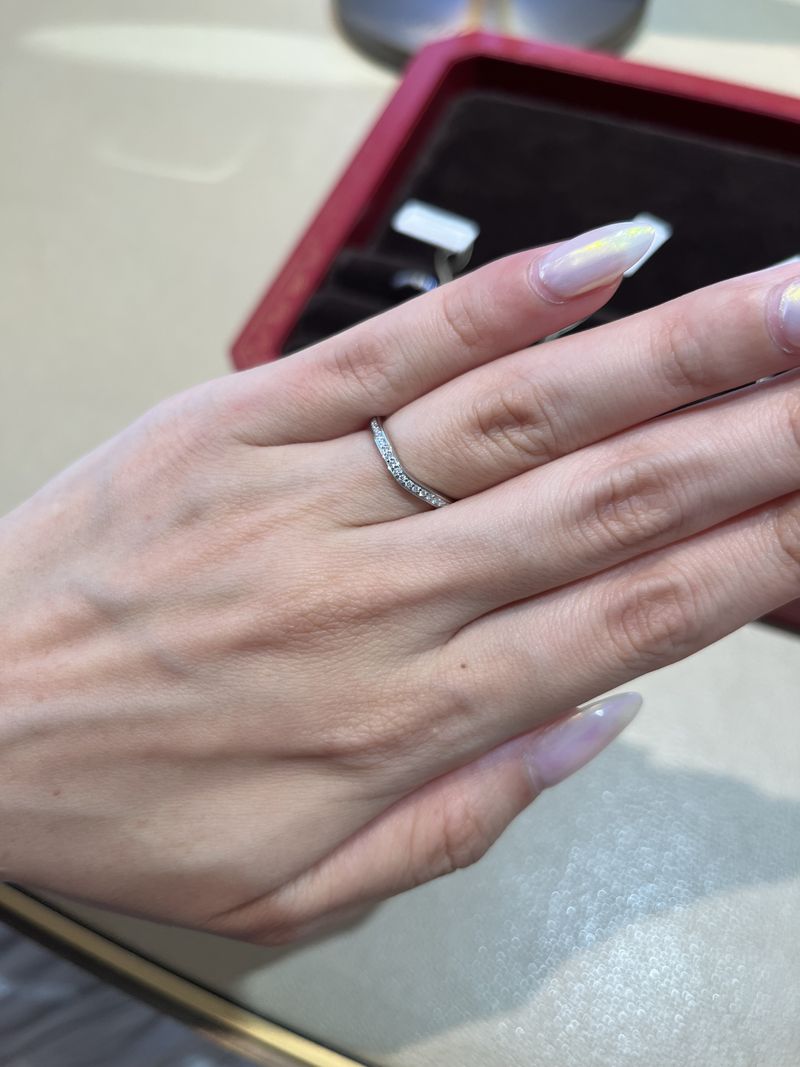 ストレートではない指輪を探していたため、Cartierではバレリーナ一択