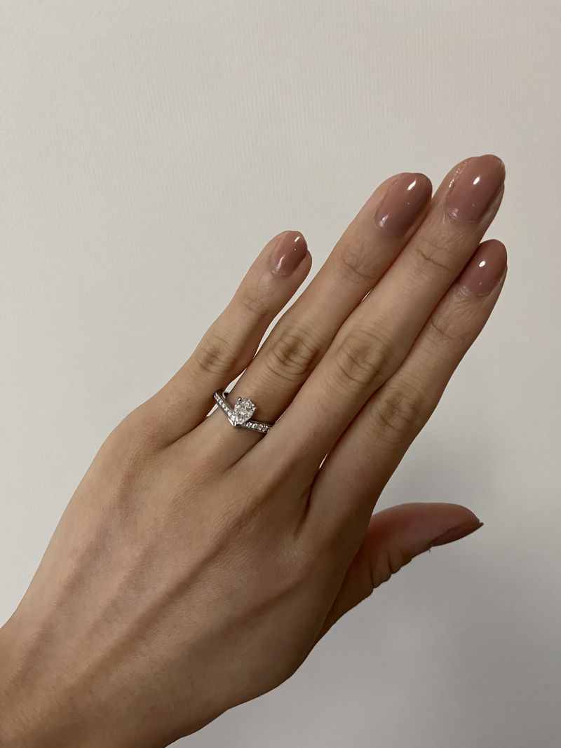 ティアラをイメージされていて、デザインがとても美しいです。指に