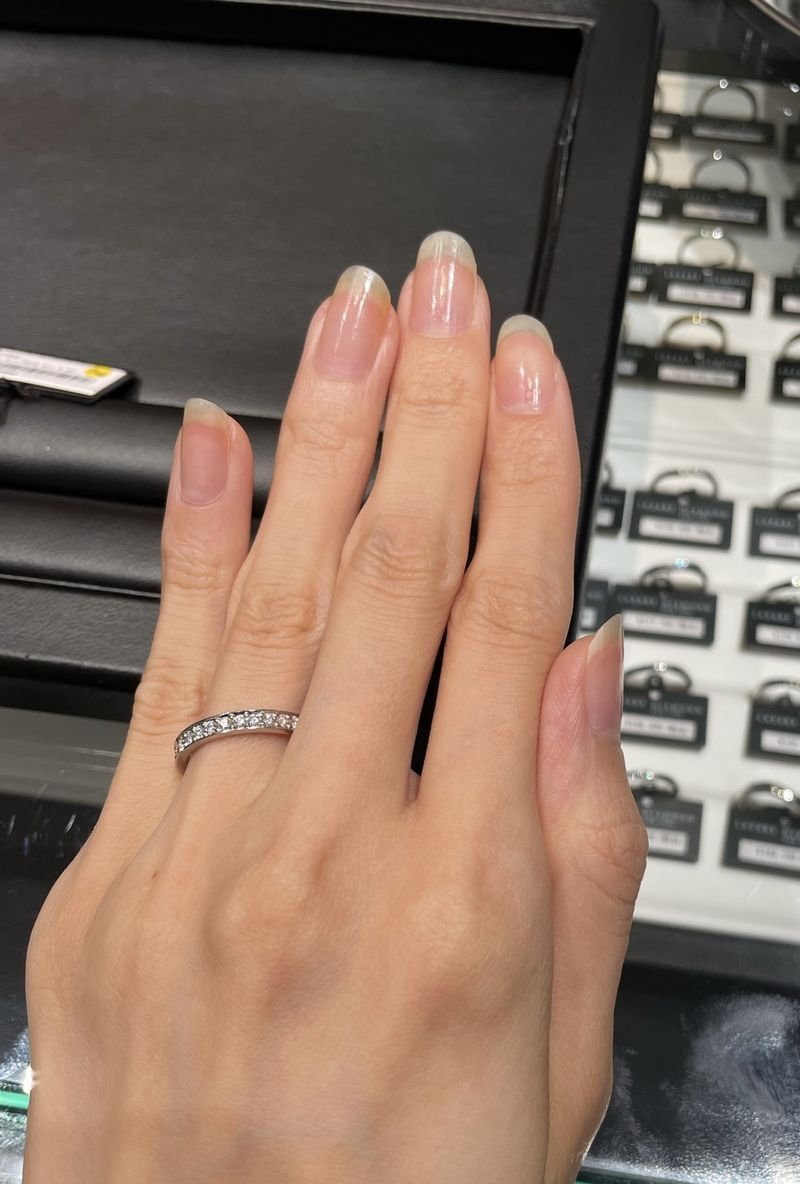 ハーフエタニティの種類が多めで、いろいろなデザインを試着させてい