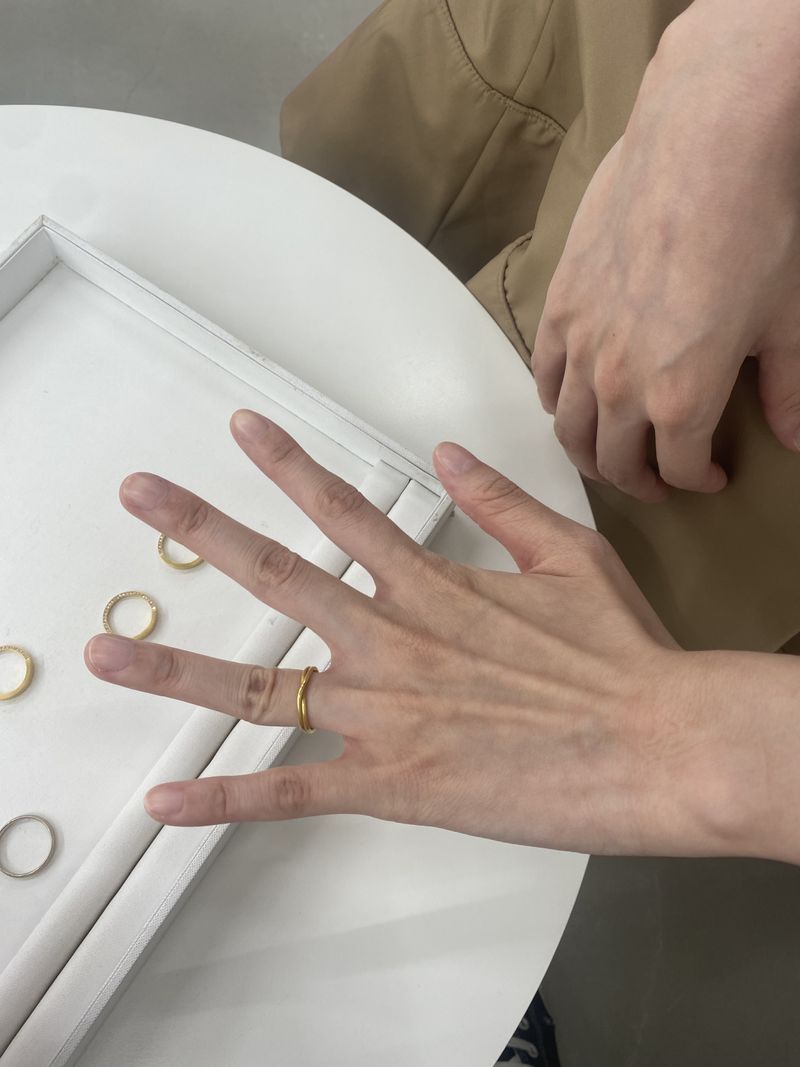 二重に重なってるようなデザインの指輪が素敵で気になりました。 ザ